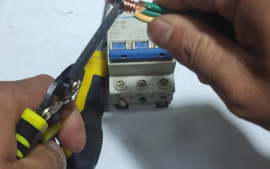 老電工揭秘 開關(guān)接線常見誤區(qū)，兩根軟線與一根硬線如何正確連接